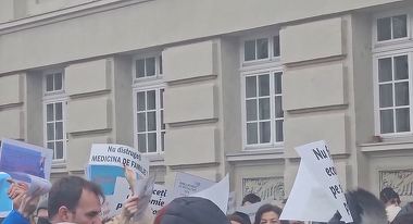 Protest al medicilor de familie, în faţa Casei Naţionale de Asigurări de Sănătate. Mesajele transmise premierului de către protestatari