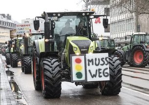 Agricultorii germani ameninţă cu noi manifestaţii dacă guvernul nu retrage proiectul de creştere a taxelor pe motorină