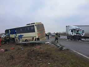 11 victime în urma unui accident în care au fost implicate un TIR şi un autobuz. Planul Roşu de Intervenţie