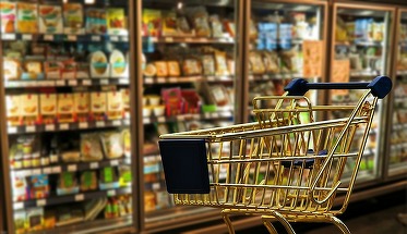Coşul minim de cumpărături s-a scumpit cu 18% faţă de anul trecut. Cât scoate un român din buzunar pentru alimentele de bază