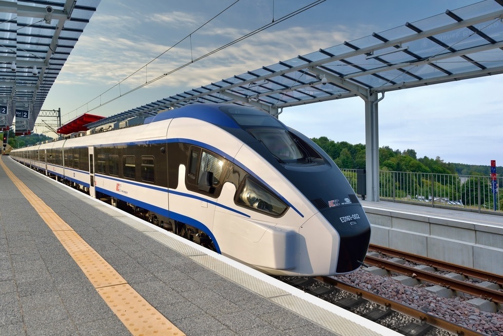 VIDEO. Polonezii de la PESA au semnat contractul cu România pentru noi trenuri, unul dintre cele mai importante din istoria companiei