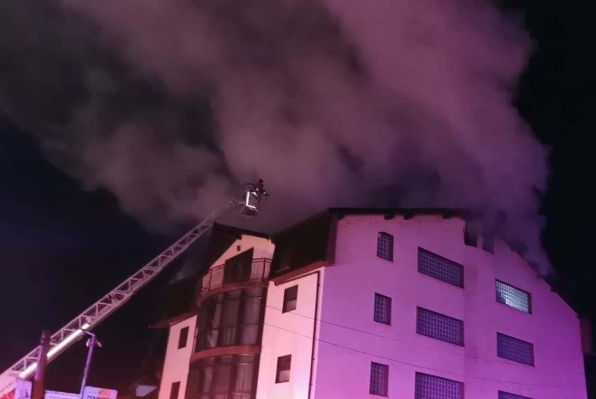FOTO - Incendiu la o pensiune din Călimăneşti. Un angajat, găsit inconştient, a decedat