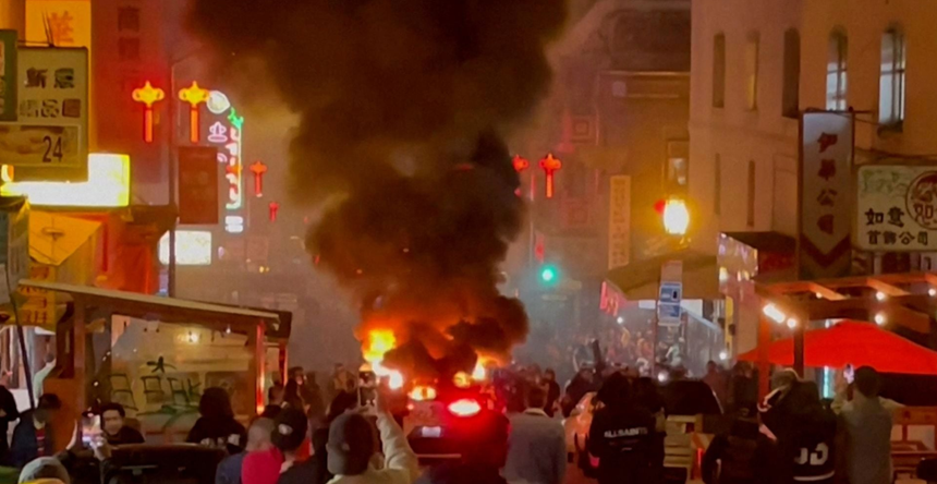Un taxi autonom Waymo al Google, vandalizat şi incendiat la San Francisco