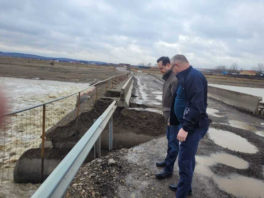 VIDEO - Un pod provizoriu peste râul Suceava s-a surpat, după ce debitul apei a crescut