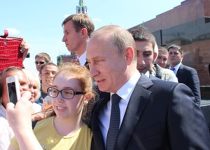 Putin, în vizită la o fabrică de tancuri, le cere ruşilor să facă mai mulţi copii