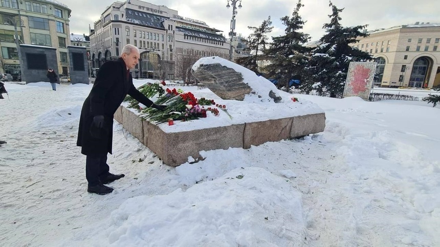 Ambasadorul României la Moscova a depus o coroană de flori la Piatra Solovetsky, pentru a omagia moartea opozantului rus Alexei Navalnîi
