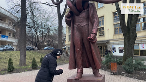 VIDEO - Statuie vandalizată în centrul Iaşiului de o femeie care spune ca vrea să vină să o dărâme
