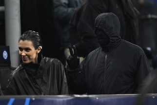 AC Milan, ironii la adresa rivalilor de la Inter, după prezenţa lui Kanye West purtând o cagulă la meciul cu Atletico Madrid
