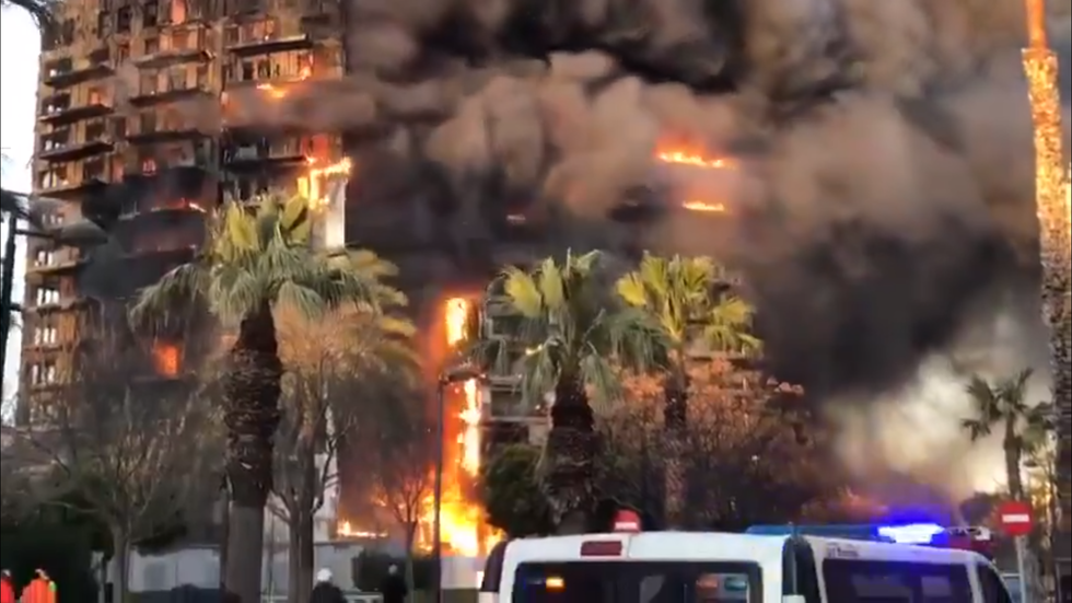 VIDEO - Două românce care locuiau în blocul din Valencia distrus de un incendiu puternic sunt de negăsit
