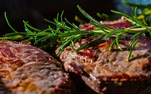 Franţa interzice utilizarea denumirilor ''steak'', ''escalop'' sau ''jambon'' pentru produsele vegetale