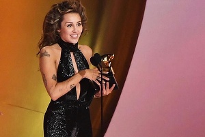 Hitul ”Flowers” al cântăreţei Miley Cyrus a fost desemnat cel mai bine vândut single al anului trecut