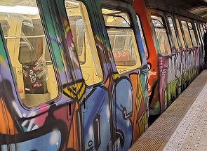 Două trenuri de metrou s-au ciocnit uşor, în staţia Timpuri Noi, după ce o garnitură a intrat pe linia ocupată de cealaltă