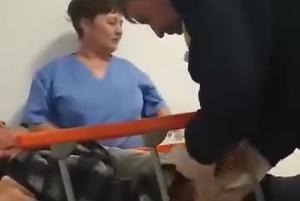 VIDEO. Paznic de la Spitalul Brăila, filmat când leagă de pat un pacient. Anchetă internă în Unitatea de Primiri Urgenţe şi dosar penal deschis de poliţişti