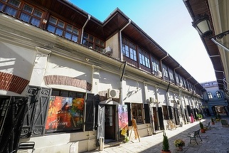 FOTO - Una dintre cele mai vechi şi frumoase clădiri din Centrul vechi al Bucureştilor, Hanul cu Tei este de vânzare la 1.650.000 de euro