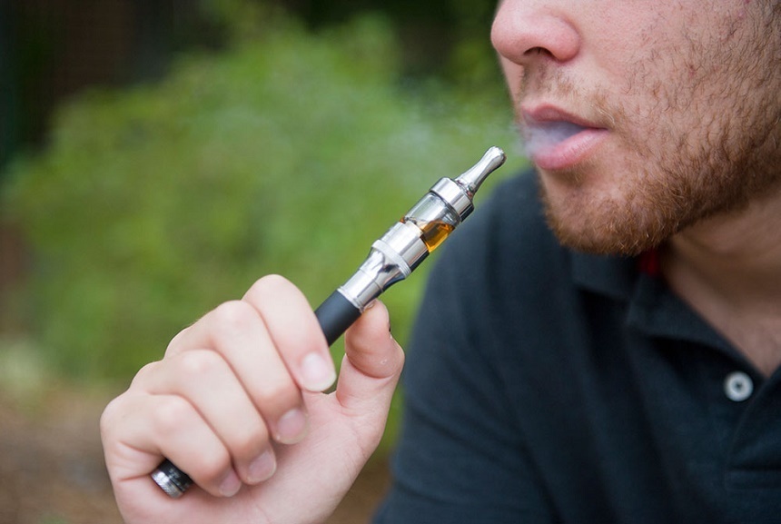 Iohannis a promulgat legea care interzice vânzarea de ţigări electronice către minori
