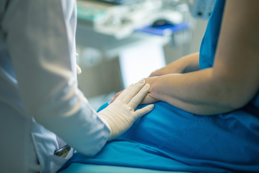 Bolnavii cronic şi gravidele, scutiţi de la plata contribuţiilor pentru concediile medicale. Ce spune OUG adoptat de Guvern