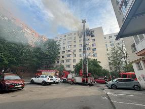 Doi morţi şi 9 răniţi într-un incendiu puternic la un bloc cu opt etaje din Bucureşti