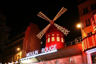 VIDEO - Aripile celebrului cabaret parizian Moulin Rouge s-au prăbuşit pe trotuar