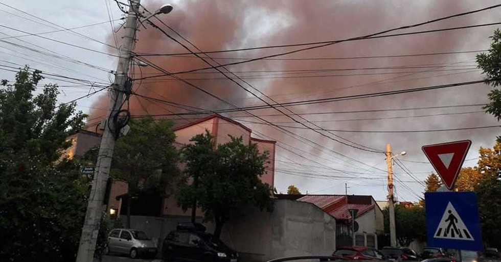 Incendiu cu degajări mari de fum la o hală dezafectată din Sectorul 1. Mesaj Ro-Alert