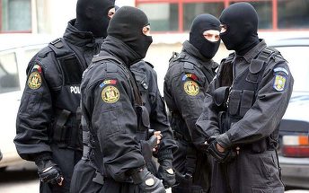 Intervenţie în forţă a poliţiştilor SAS în Capitală. Un bărbat care-şi ameninţa sora şi agenţii cu un topor, împuşcat în picior