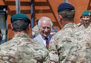 "Mi s-a permis să ies din cuşcă", glumeşte Regele Charles în timpul unei vizite surpriză la un colegiu militar