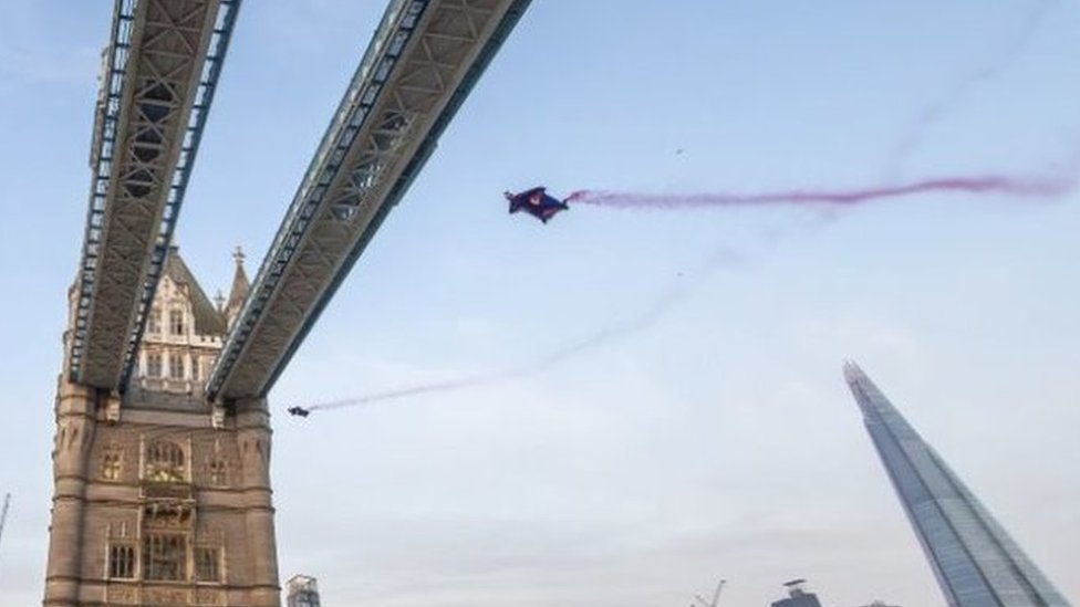 VIDEO. Salt spectaculos la Londra. Doi paraşutişti au trecut prin Tower Bridge