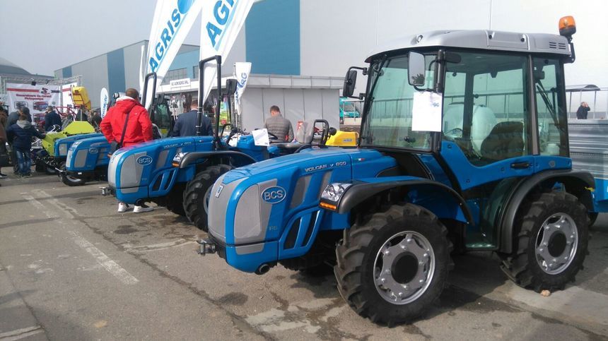 Fermierii vor beneficia de un sprijin nerambursabil de până la 20.000 de euro pentru achiziţia unui tractor a cărui valoare nu trebuie să depăşească 55.000 de euro