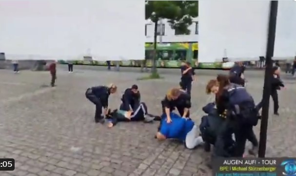 VIDEO. Scene şocante pe străzile din Germania. Un bărbat înarmat cu un cuţit a înjunghiat mai mulţi oameni