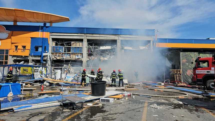 UPDATE - FOTO - Plan roşu după o explozie urmată de incendiu la un cunoscut magazin de bricolaj. Elicopter Black Hawk, trimis de la Bucureşti. Sunt căutate eventuale persoane prinse înăuntru