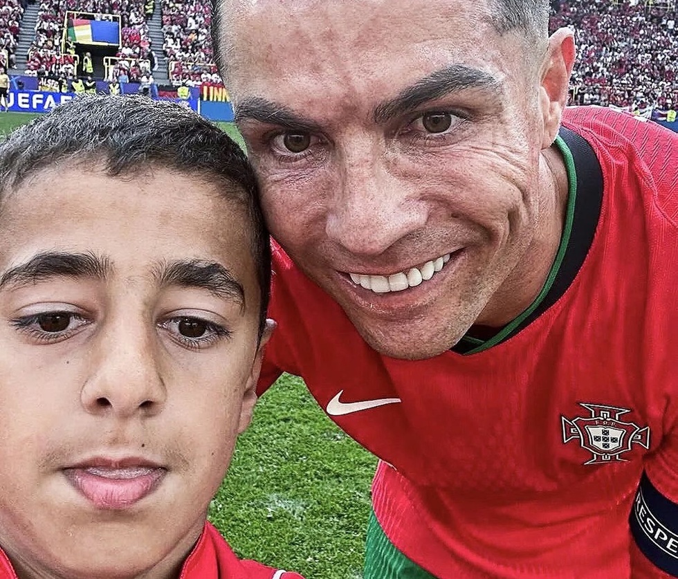 VIDEO. Ce pedeapsă a primit de la UEFA puştiul care a pătruns pe teren pentru a face un selfie cu Ronaldo