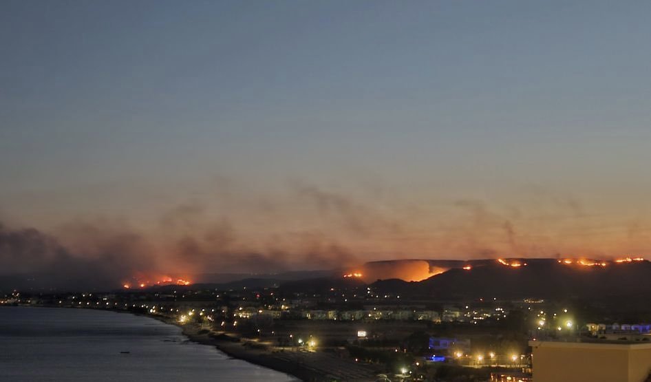 VIDEO. Vară de coşmar pentru turiştii români din Grecia! Ce staţiune a fost cuprinsă de flăcări?