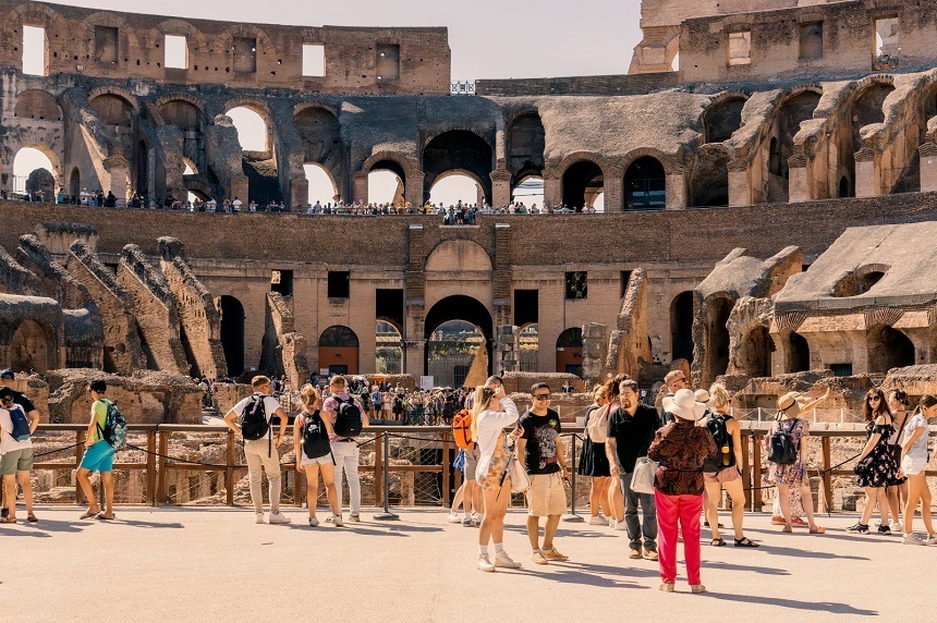 Colosseumul din Roma oferă vizitatorilor tururi nocturne şi proiecţii de film în aer liber