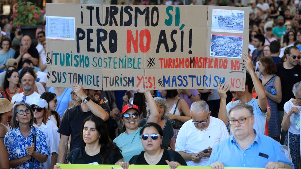 Protest uriaş în Palma de Mallorca, faţă de turişti: "Luaţi înapoi beţivii, daţi-ne înapoi casele!"