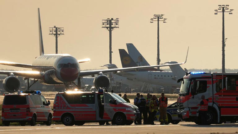 140 de zboruri anulate pe cel mai aglomerat aeroport din Germania, după ce şase activitişti de mediu au blocat pistele