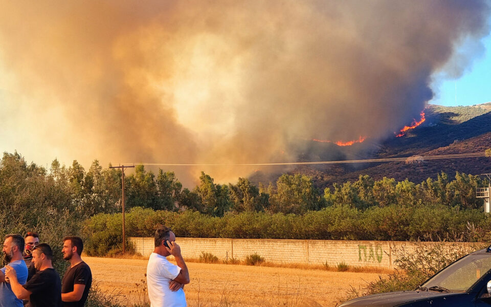 VIDEO. Incendiu puternic în Grecia. O insulă a fost cuprinsă de flăcări