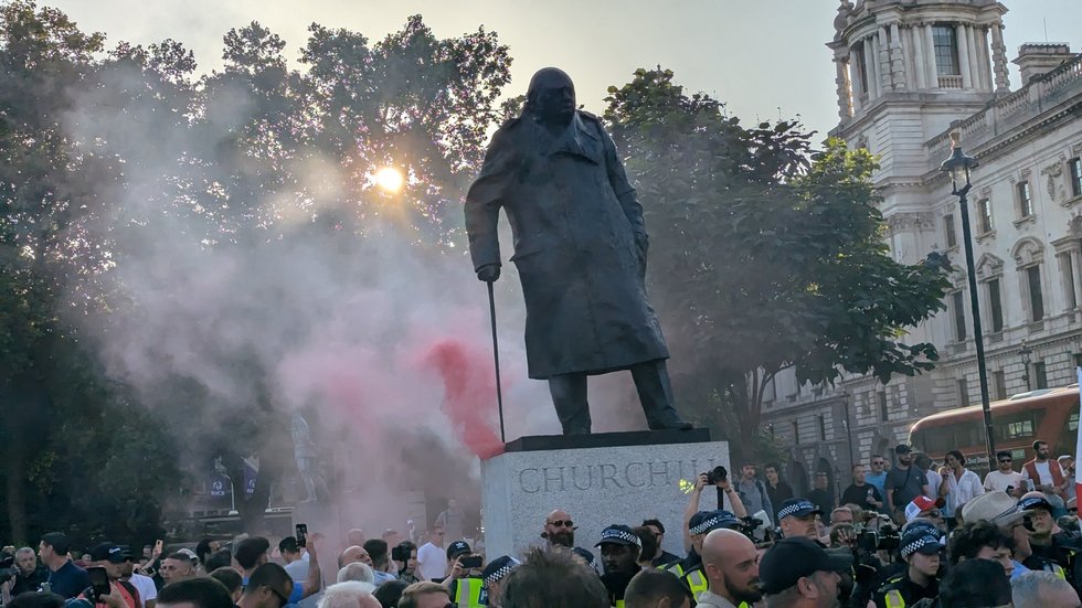 VIDEO. Proteste la Londra, după uciderea celor 3 fetiţe într-un club de dans. Revoltele au ajuns la uşa premierului