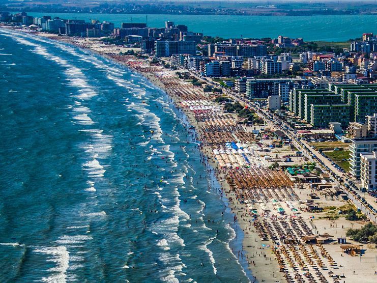 Litoralulromanesc.ro: Peste 140.000 de turişti sunt aşteptaţi pe litotalul românesc în minivacanţa de Sfânta Maria. Gradul de ocupare în hotelurile de la mare este de peste 90%