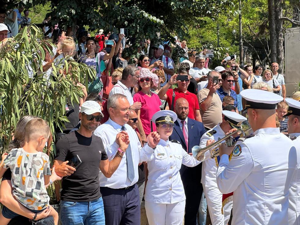 Nicolae Ciucă, primit cu braţele deschise de constănţeni la Ziua Marinei