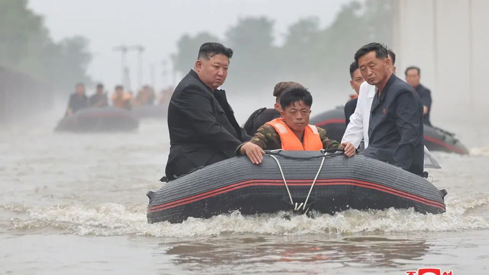 Ce pedepse a cerut Kim Jong-un pentru oficialii care nu au prevenit inundaţiile: Vor fi executaţi!