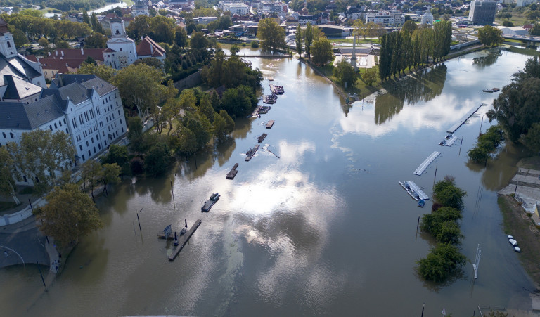 VIDEO. Revărsarea Dunării peste Budapesta a transformat capitala Ungariei într-o zonă de război cu apele. Când ajunge viitura în România?