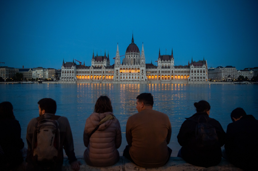 VIDEO Ungurii câştigă bătălia cu Dunărea, la Budapesta 