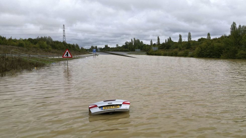 Europa, sub ape! Ploile torenţiale au făcut prăpăd în Marea Britanie, Franţa şi Spania