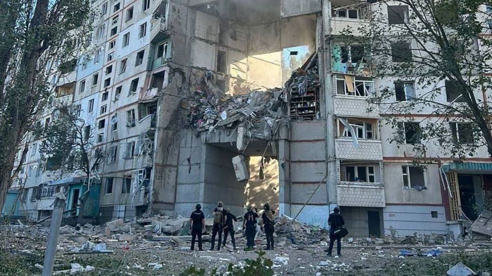 VIDEO. Ruşii au bombardat un bloc de locuinţe din Harkov. Cel puţin trei persoane au murit