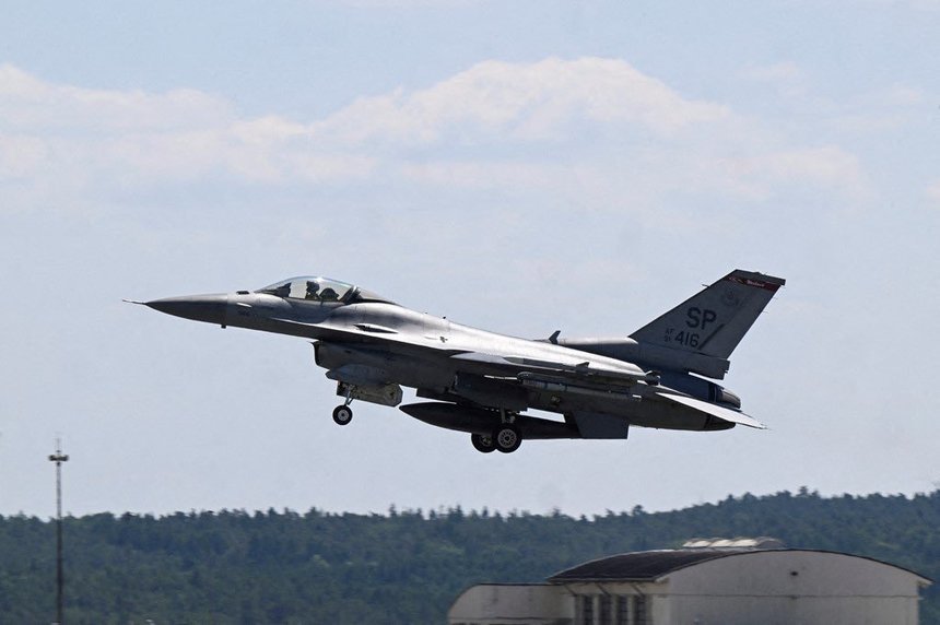 Avertisment RO-Alert pentru Constanţa: Adăpostiţi-vă în beciuri sau adăposturi de protecţie civilă / Avioane F-16 ridicate de la sol