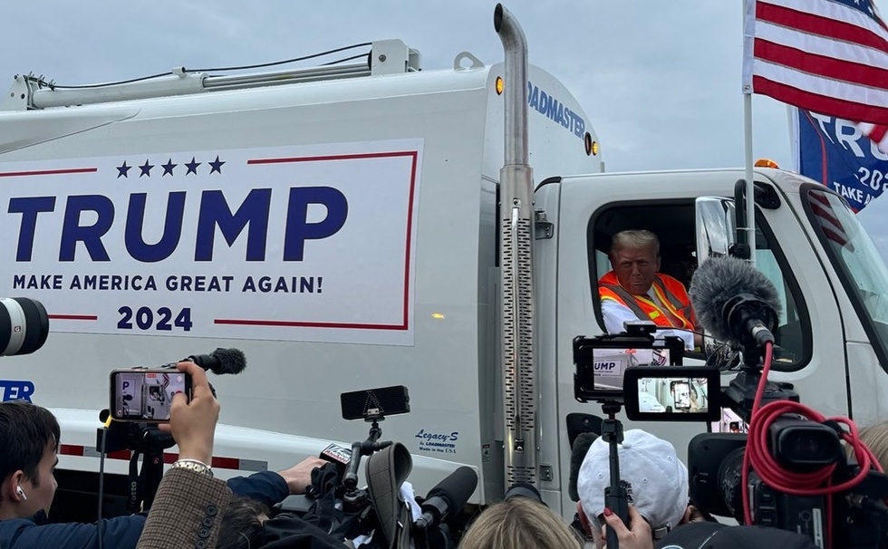 VIDEO. Trump s-a deplasat la un miting electoral la volanul unui camion de gunoi, după ce Biden i-a numit gunoaie pe votanţii candidatului republican