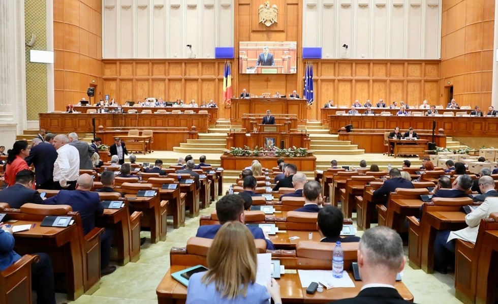 Parlamentul înfiinţează două comisii de anchetă: Una pentru verificarea cheltuielilor efectuate de Administraţia Prezidenţială, cerută de PSD şi o comisie pentru anchetarea cazului Nordis, la propunerea PNL