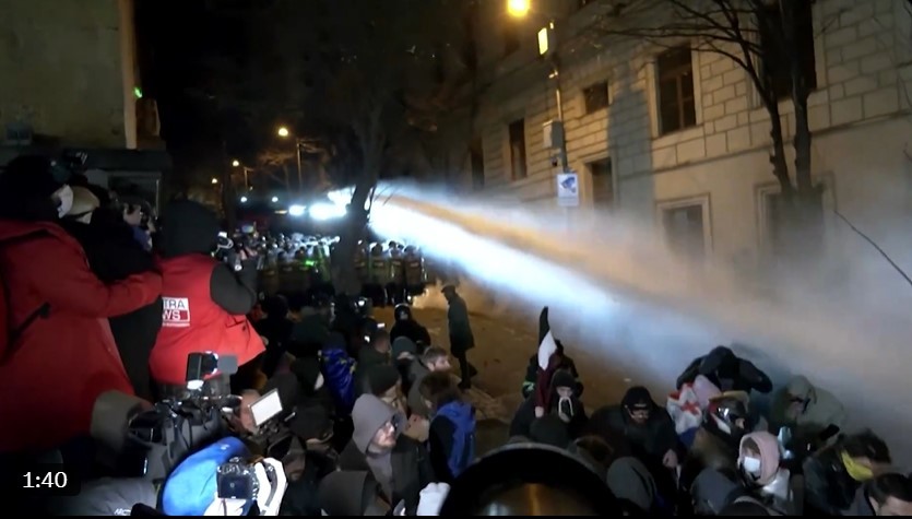 VIDEO. Proteste violente cu gaze lacrimogene şi tunuri de apă în Georgia. Guvernul pro-rus a anunţat suspendarea negocierilor cu UE