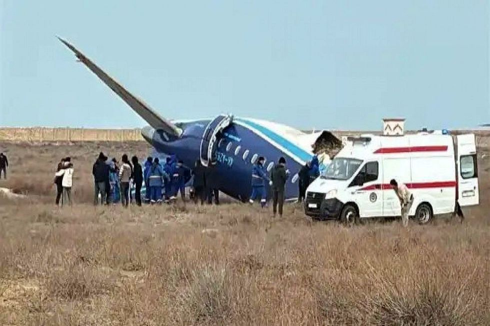 Un avion Azerbaijan Airlines cu 67 de pasageri s-a prăbuşit în Kazahstan: 25 de supravieţuitori găsiţi