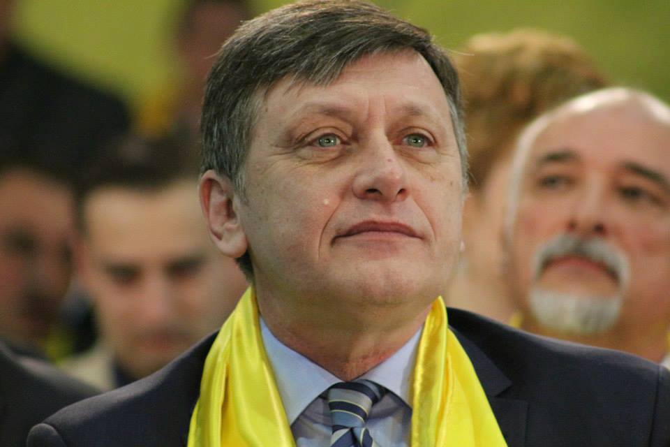 Crin Antonescu rămâne deocamdată candidatul Coaliţiei de guvernare la alegerile prezidenţiale. Urmează să fie făcut un sondaj