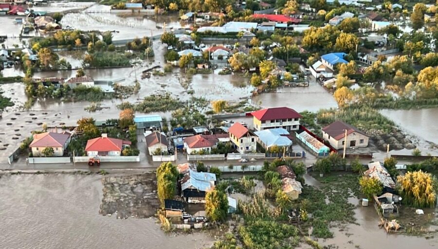 Cod galben de inundaţii pe râuri din cinci judeţe, de vineri dimineaţa